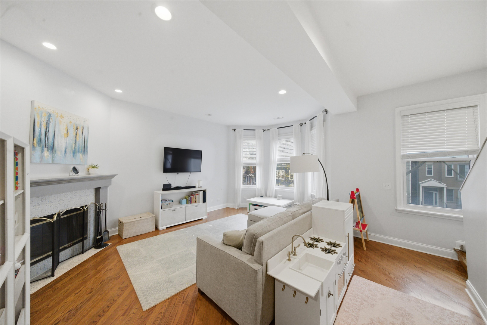 1532 W Oakdale Avenue