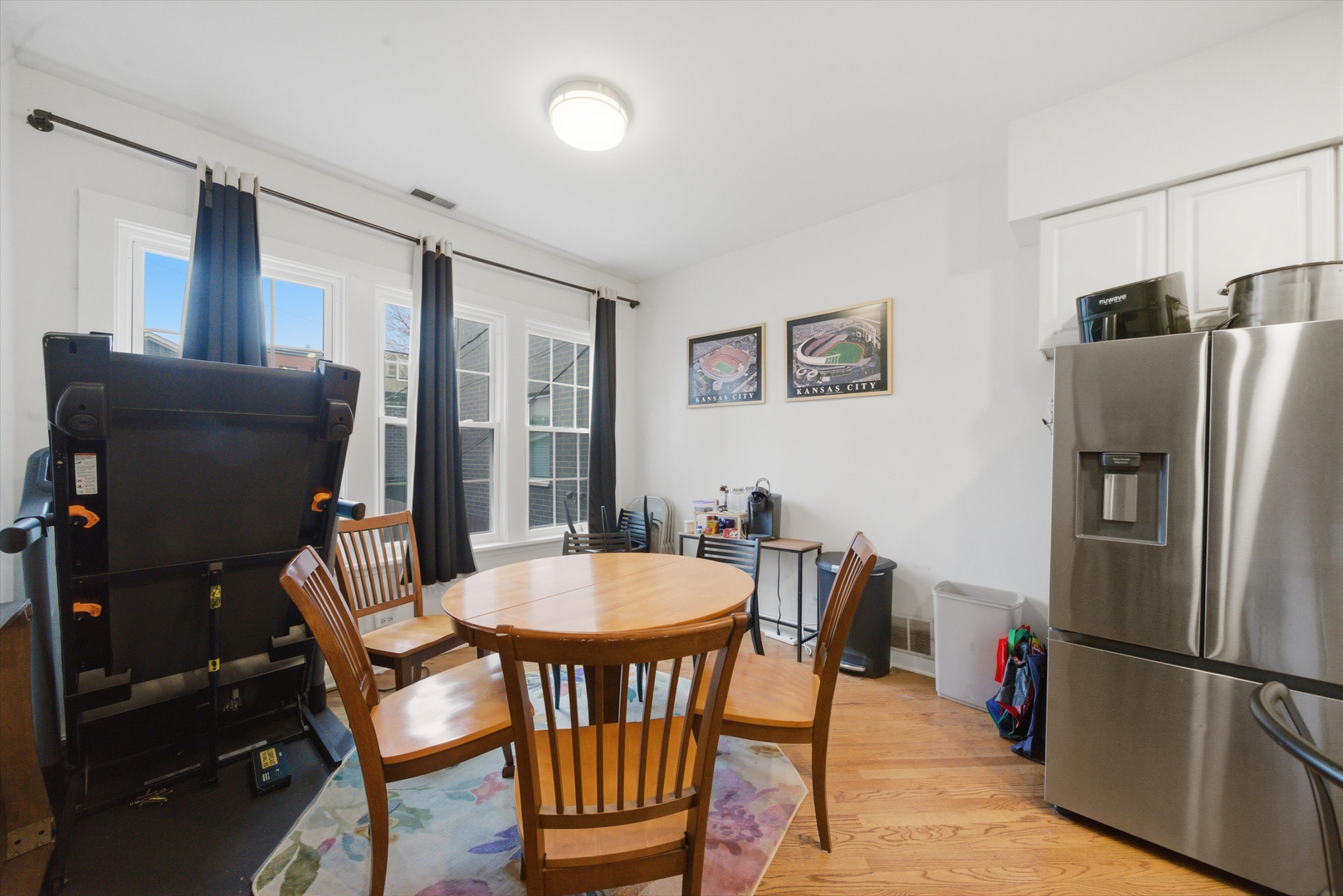 1532 W Oakdale Avenue