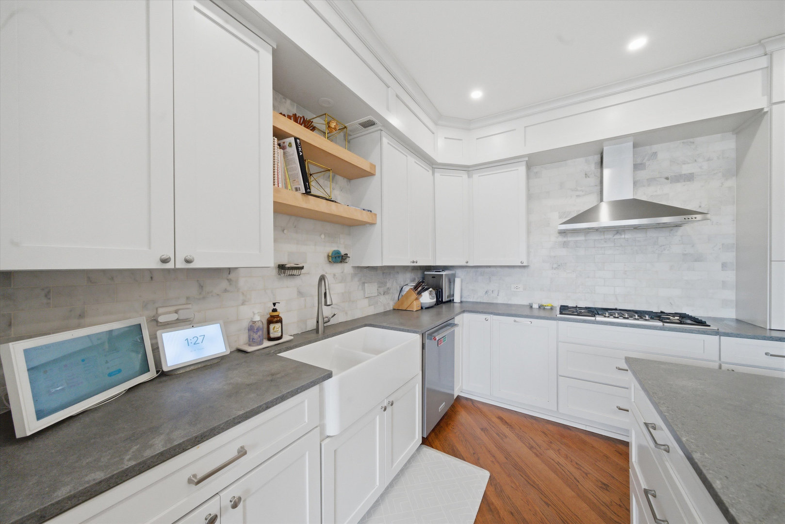 1532 W Oakdale Avenue