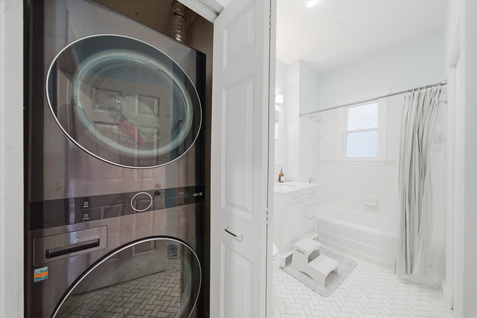 1532 W Oakdale Avenue