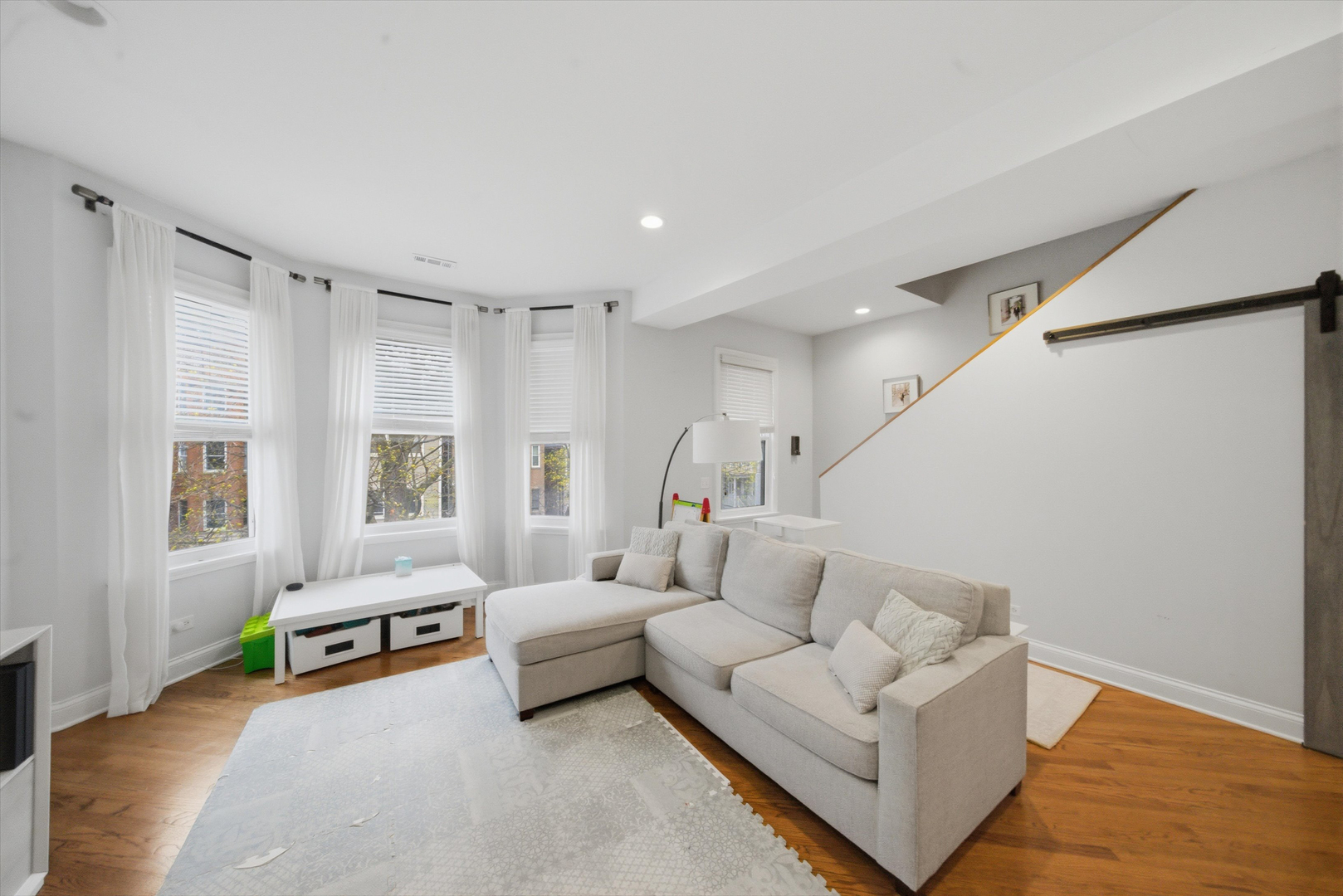 1532 W Oakdale Avenue