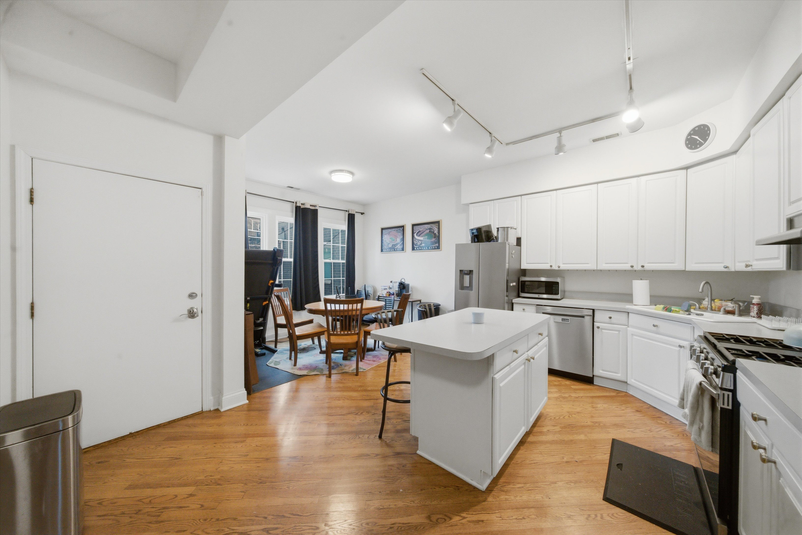 1532 W Oakdale Avenue