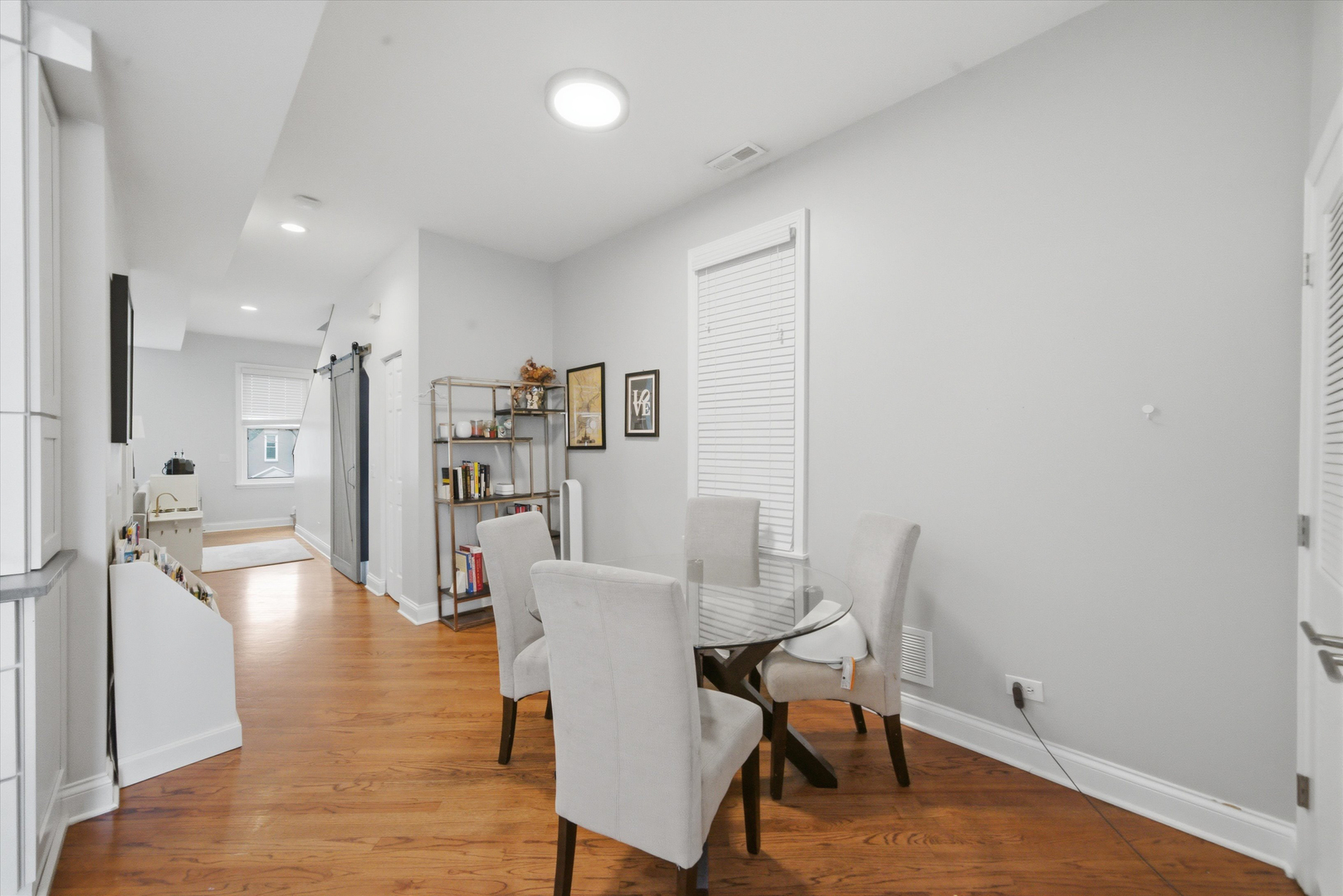 1532 W Oakdale Avenue