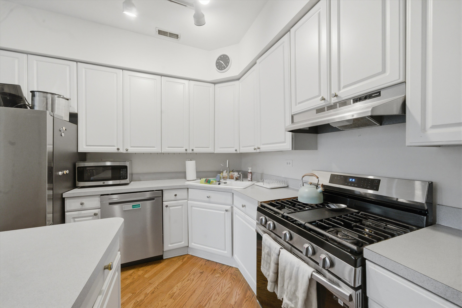 1532 W Oakdale Avenue