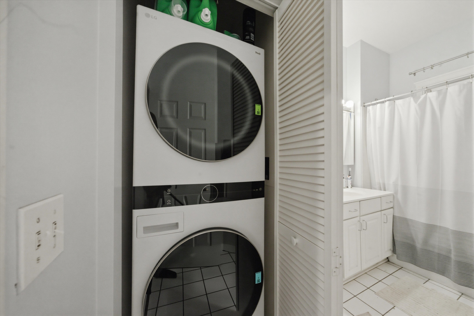 1532 W Oakdale Avenue