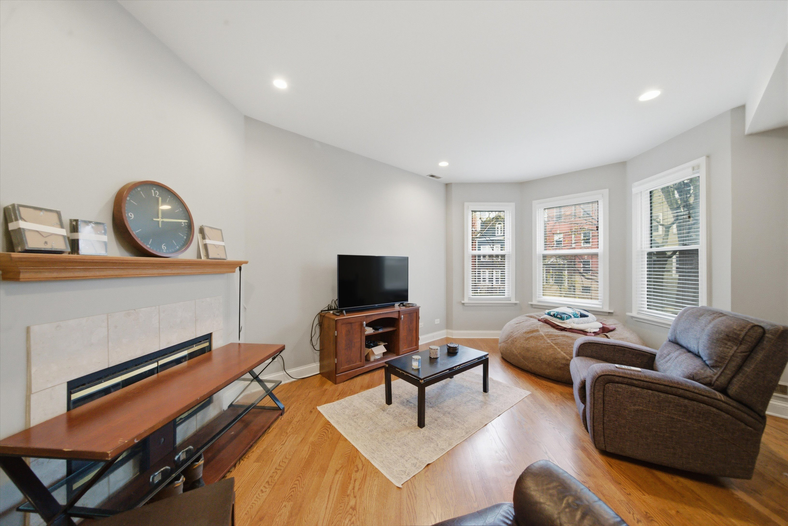 1532 W Oakdale Avenue