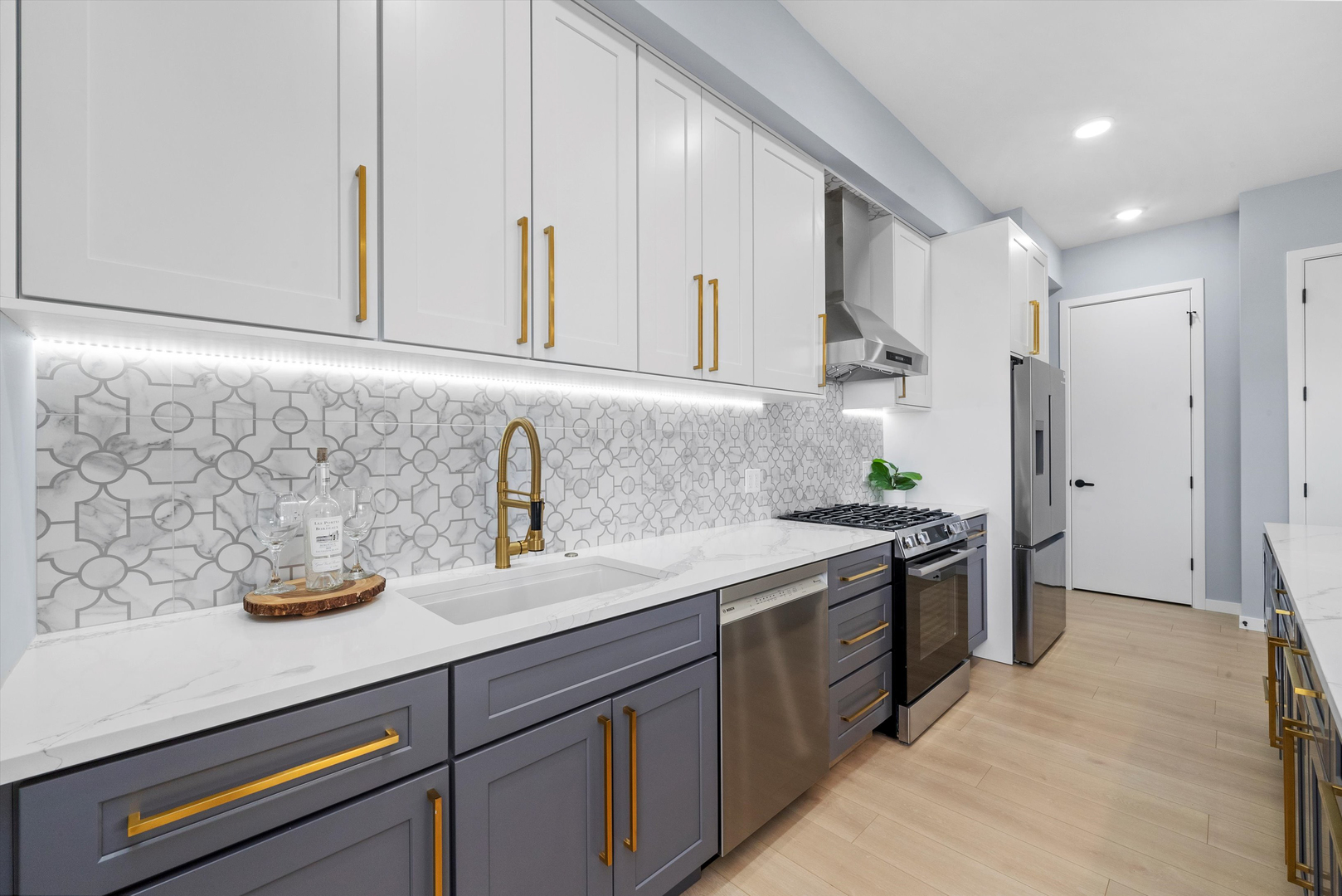 5830 N Lincoln Avenue Unit: 3E