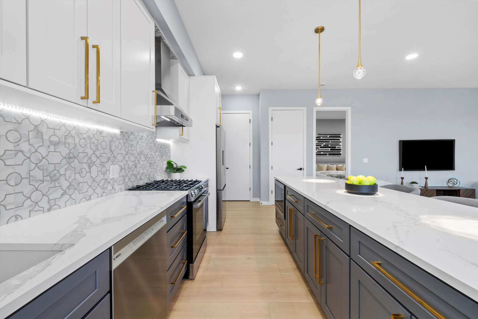 5830 N Lincoln Avenue Unit: 3E