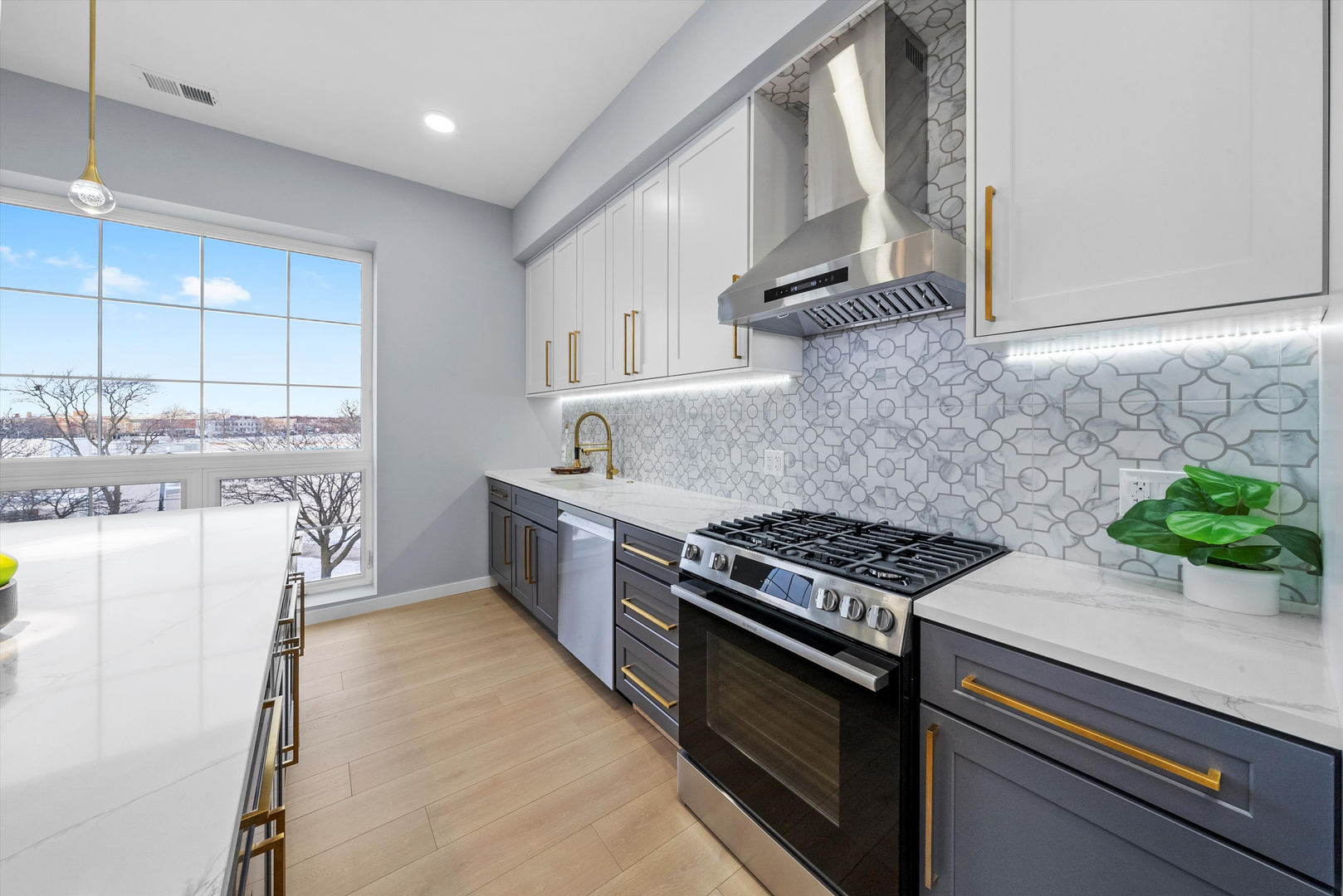 5830 N Lincoln Avenue Unit: 3E