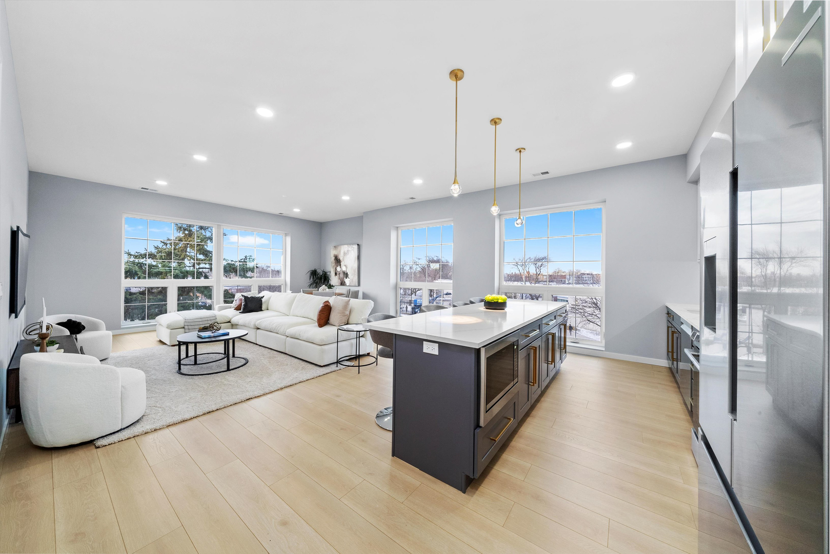 5830 N Lincoln Avenue Unit: 3E