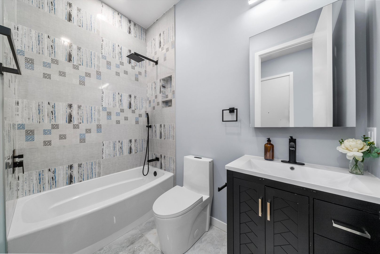 5830 N Lincoln Avenue Unit: 3E