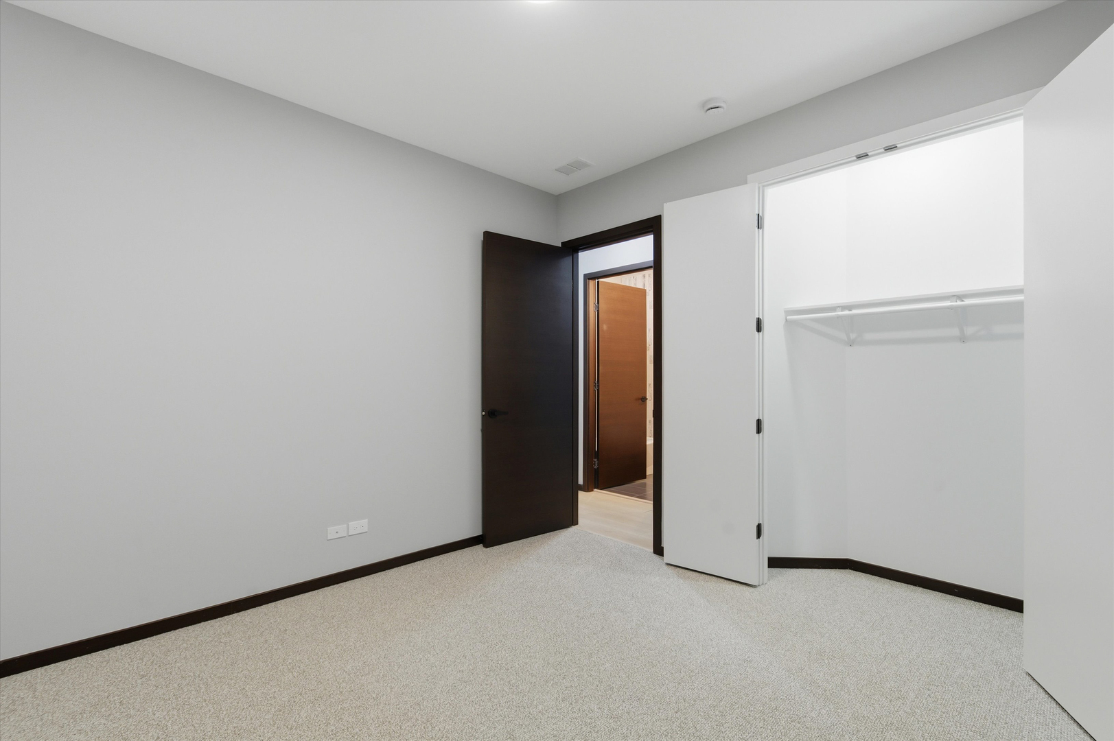 5830 N Lincoln Avenue Unit: 1E