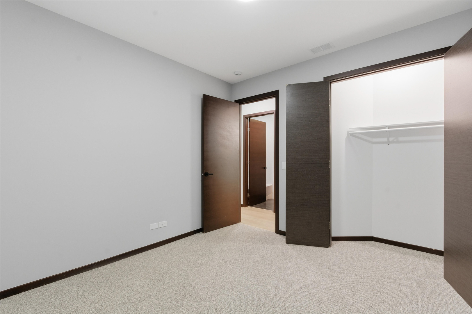 5830 N Lincoln Avenue Unit: 1E