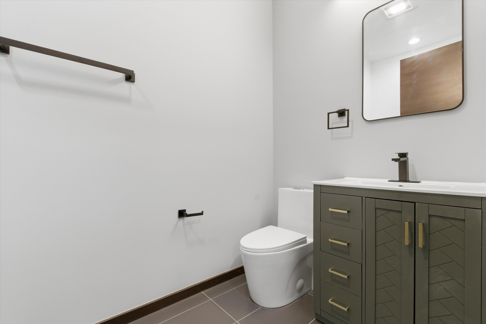 5830 N Lincoln Avenue Unit: 1E