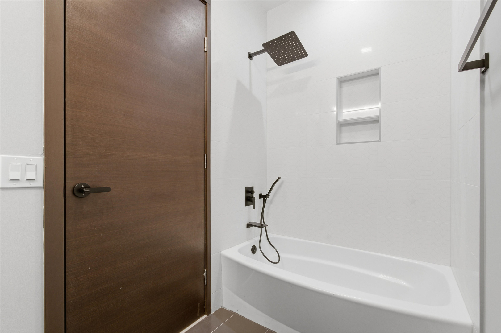 5830 N Lincoln Avenue Unit: 1E