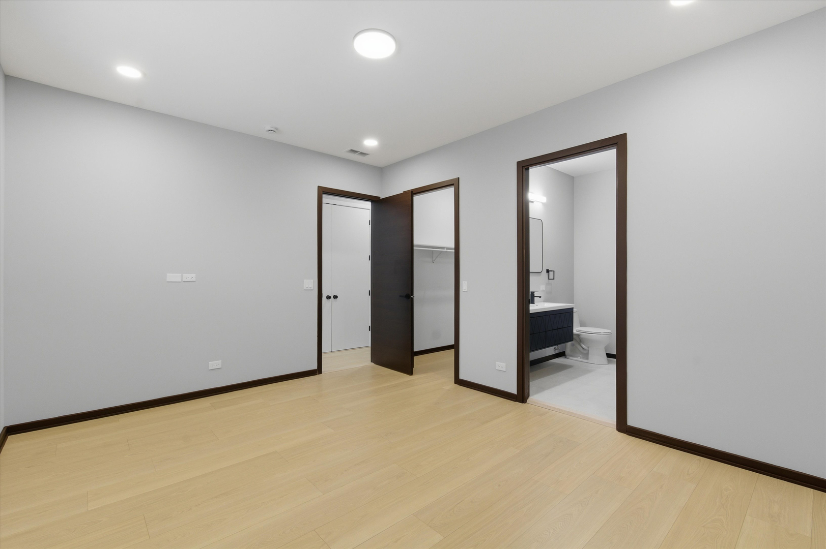 5830 N Lincoln Avenue Unit: 1E