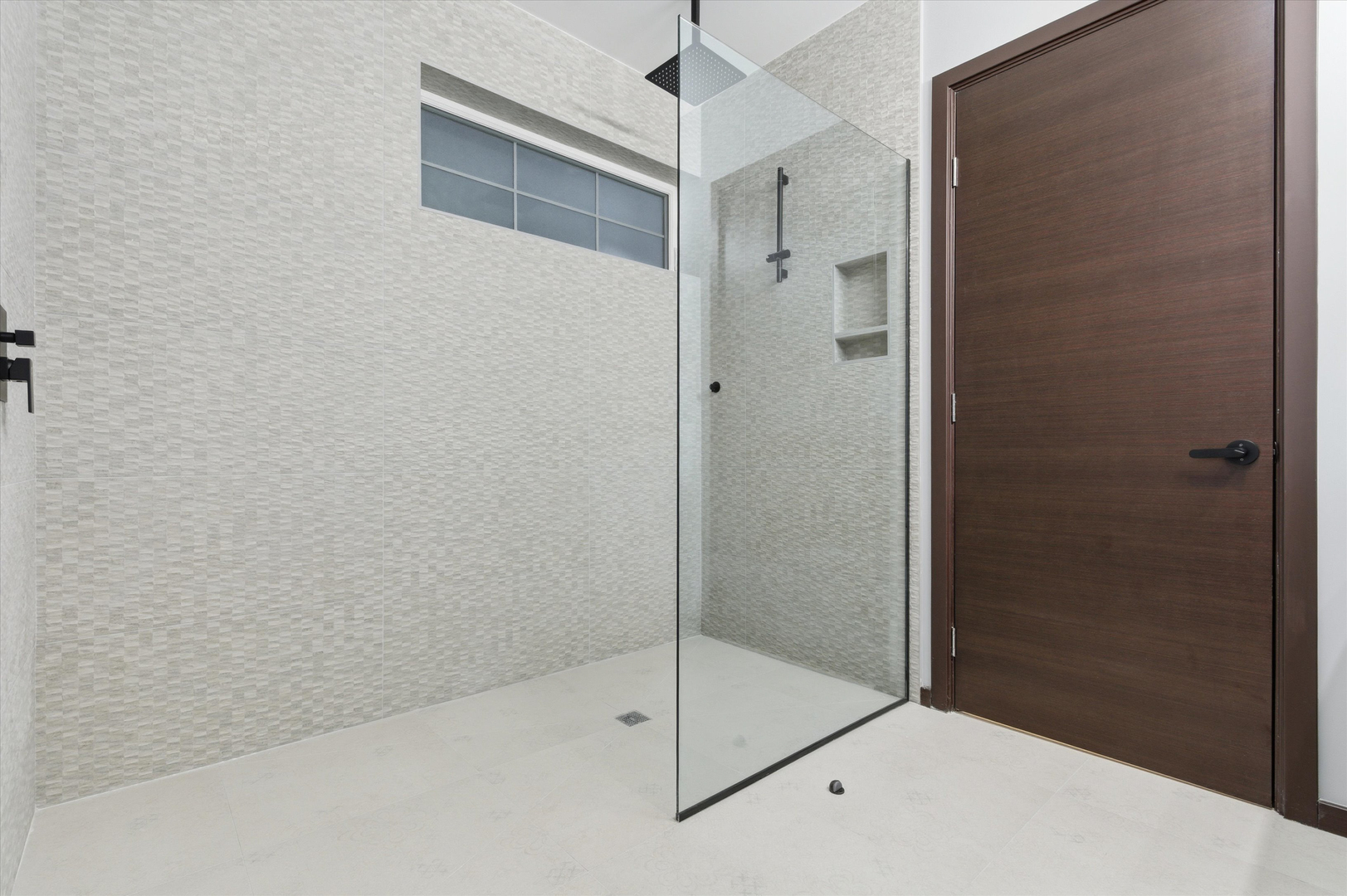 5830 N Lincoln Avenue Unit: 1E