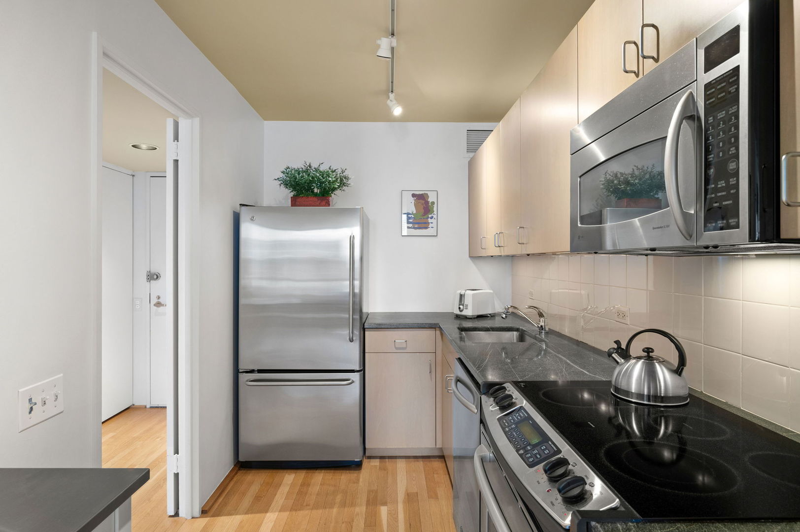 260 E Chestnut Street Unit: 4003