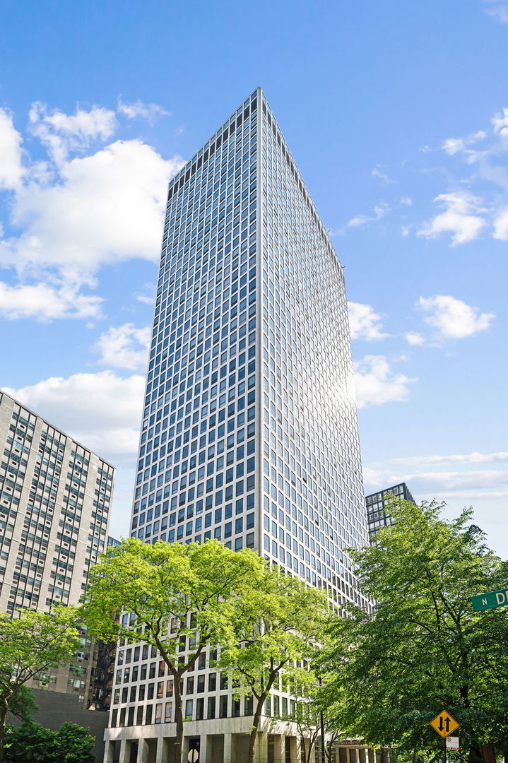 260 E Chestnut Street Unit: 4003