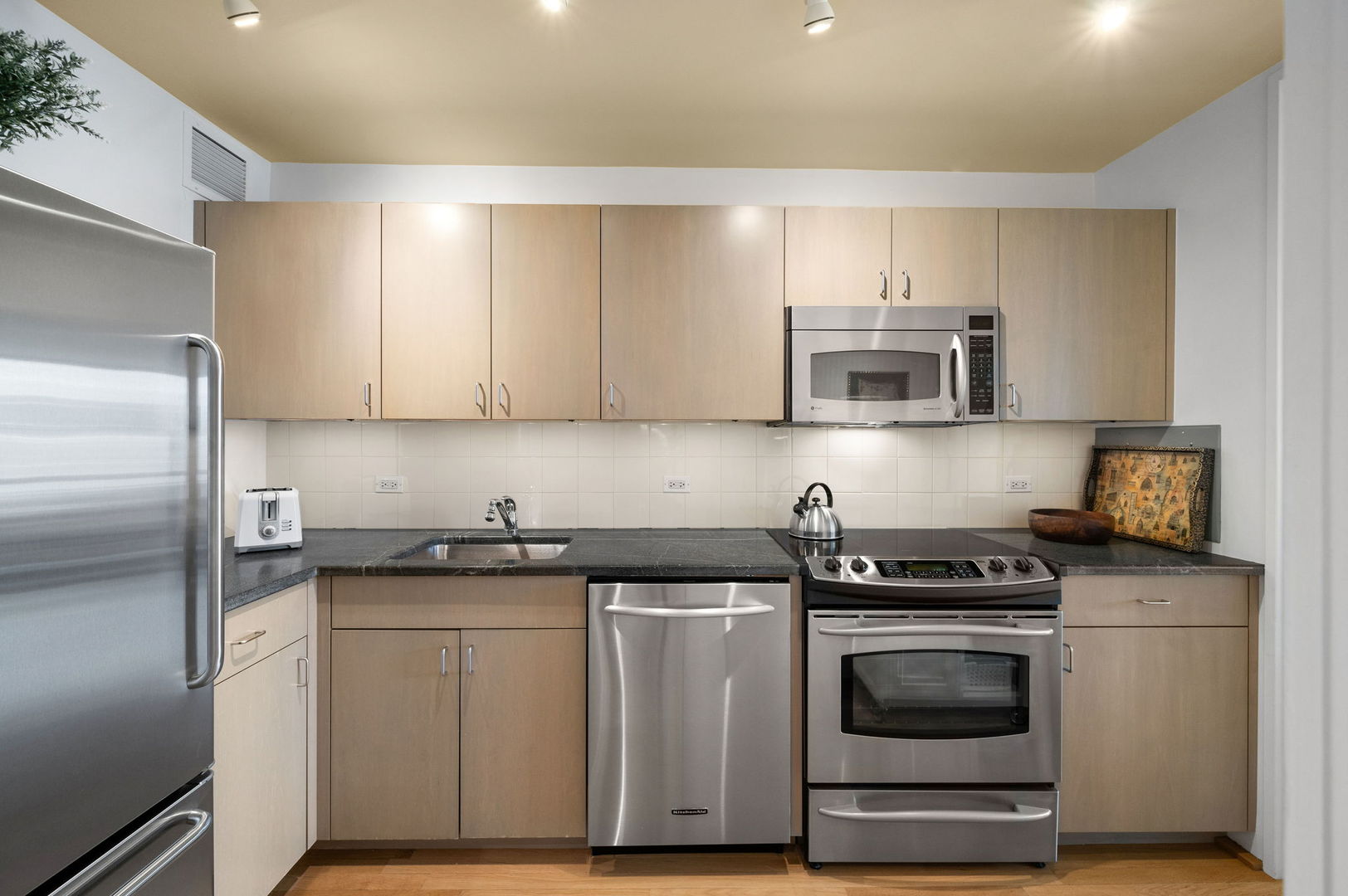 260 E Chestnut Street Unit: 4003