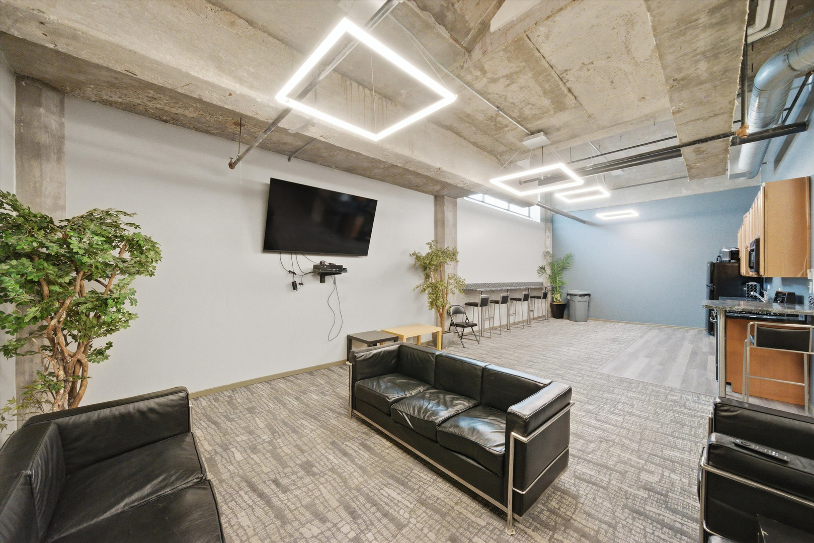 210 S Desplaines Street Unit: 1210
