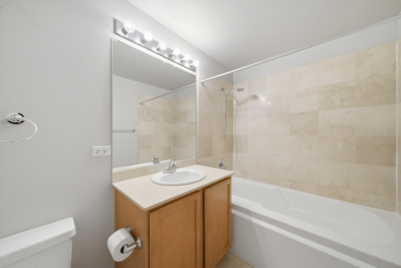 210 S Desplaines Street Unit: 1210
