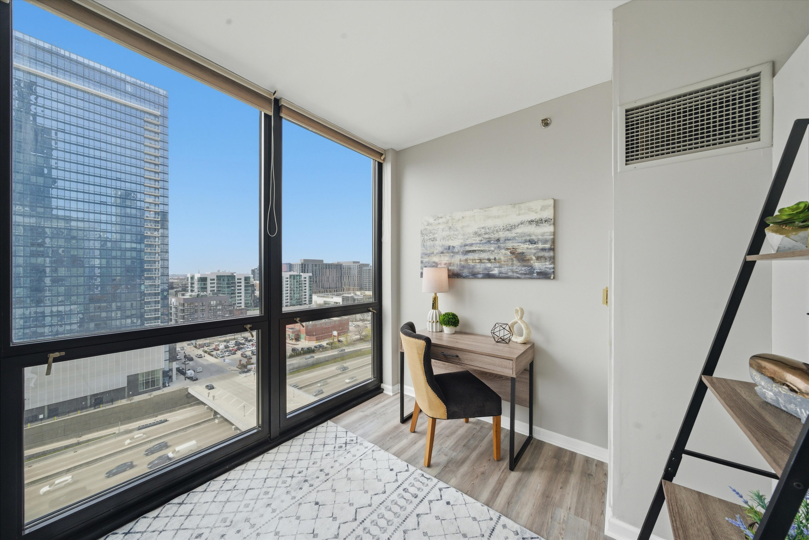 210 S Desplaines Street Unit: 1210