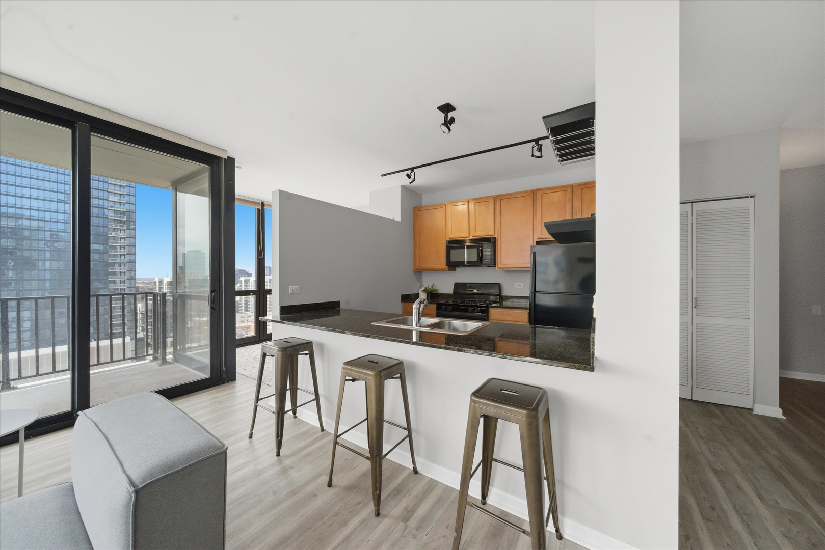 210 S Desplaines Street Unit: 1210