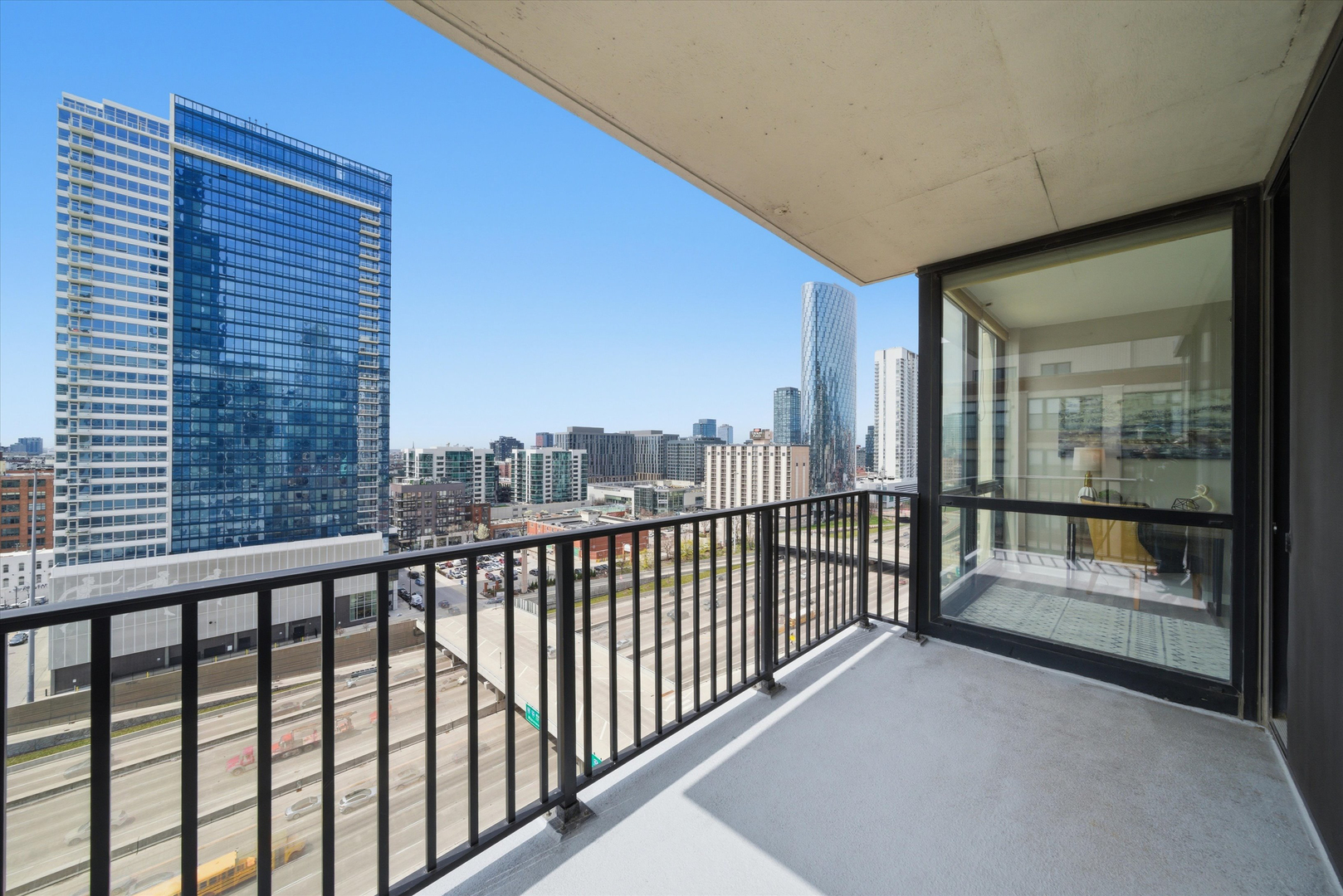 210 S Desplaines Street Unit: 1210