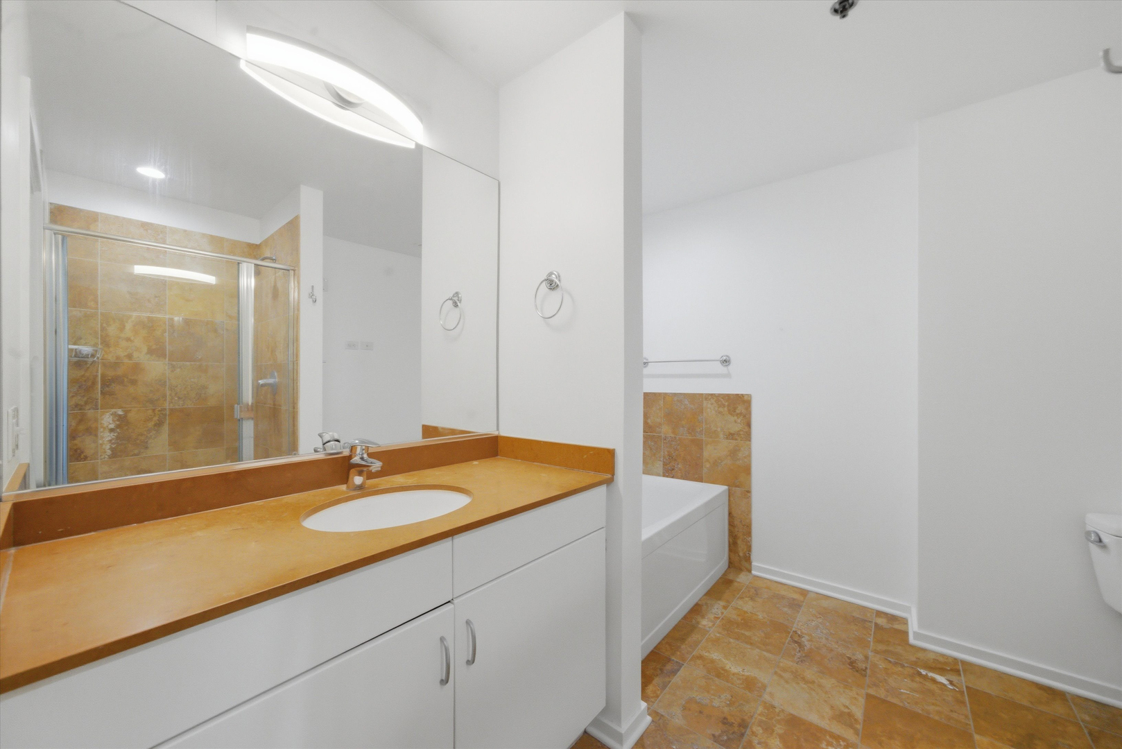 123 S Green Street Unit: 702B