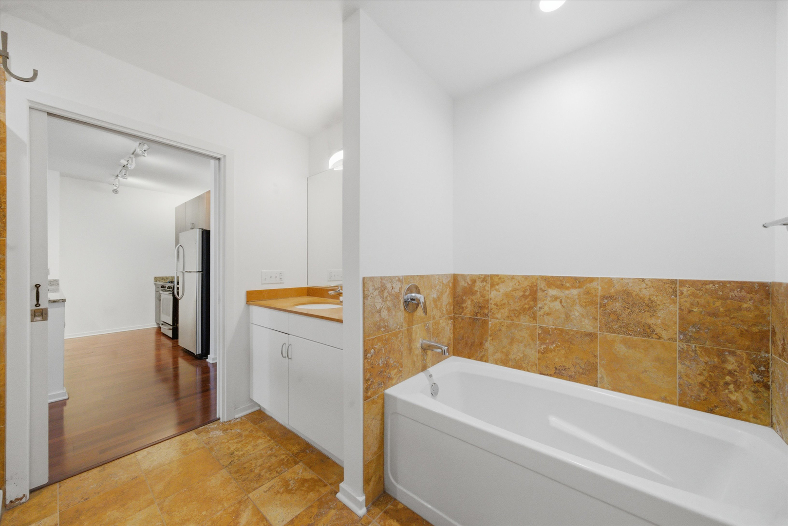 123 S Green Street Unit: 702B