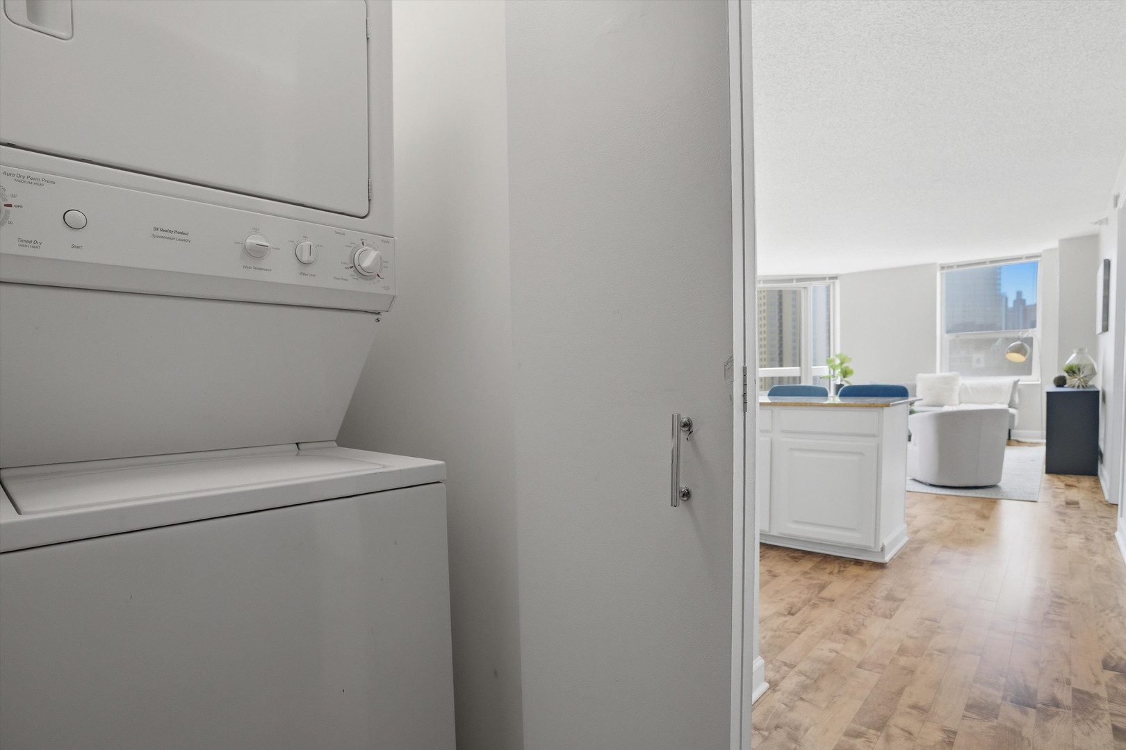545 N Dearborn Street Unit: 2010
