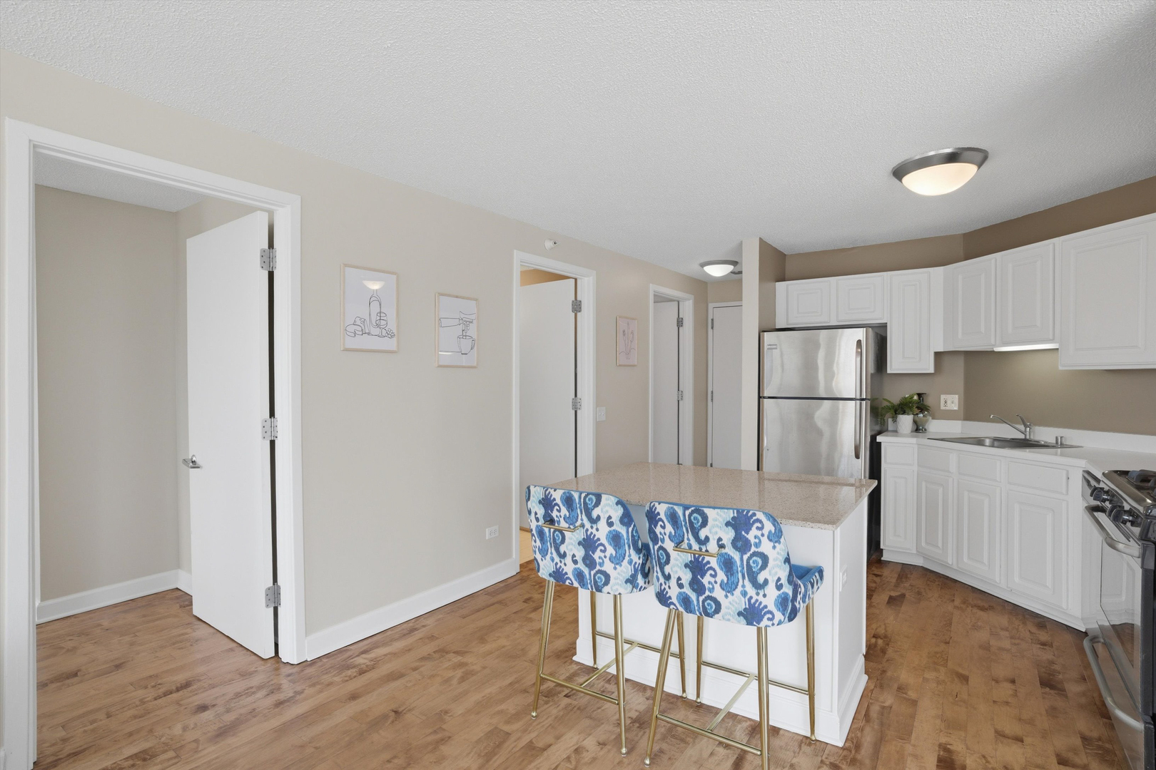 545 N Dearborn Street Unit: 2010