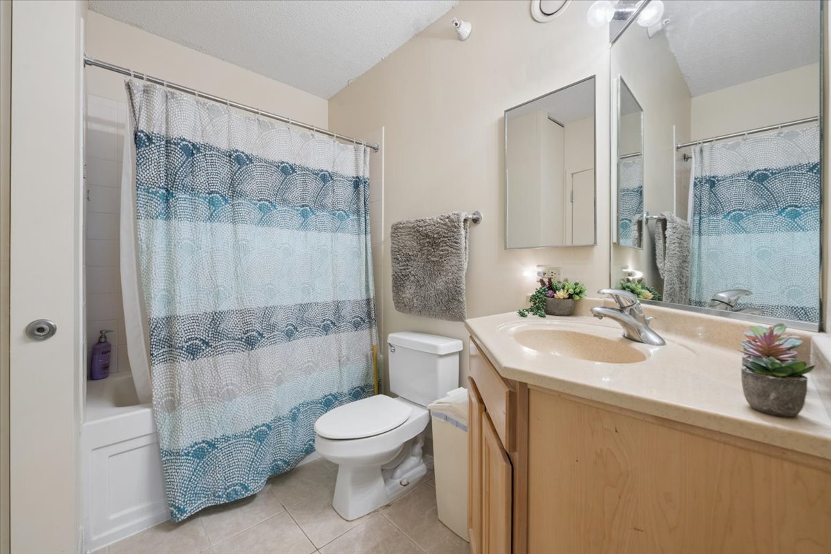 222 N Columbus Drive Unit: 612