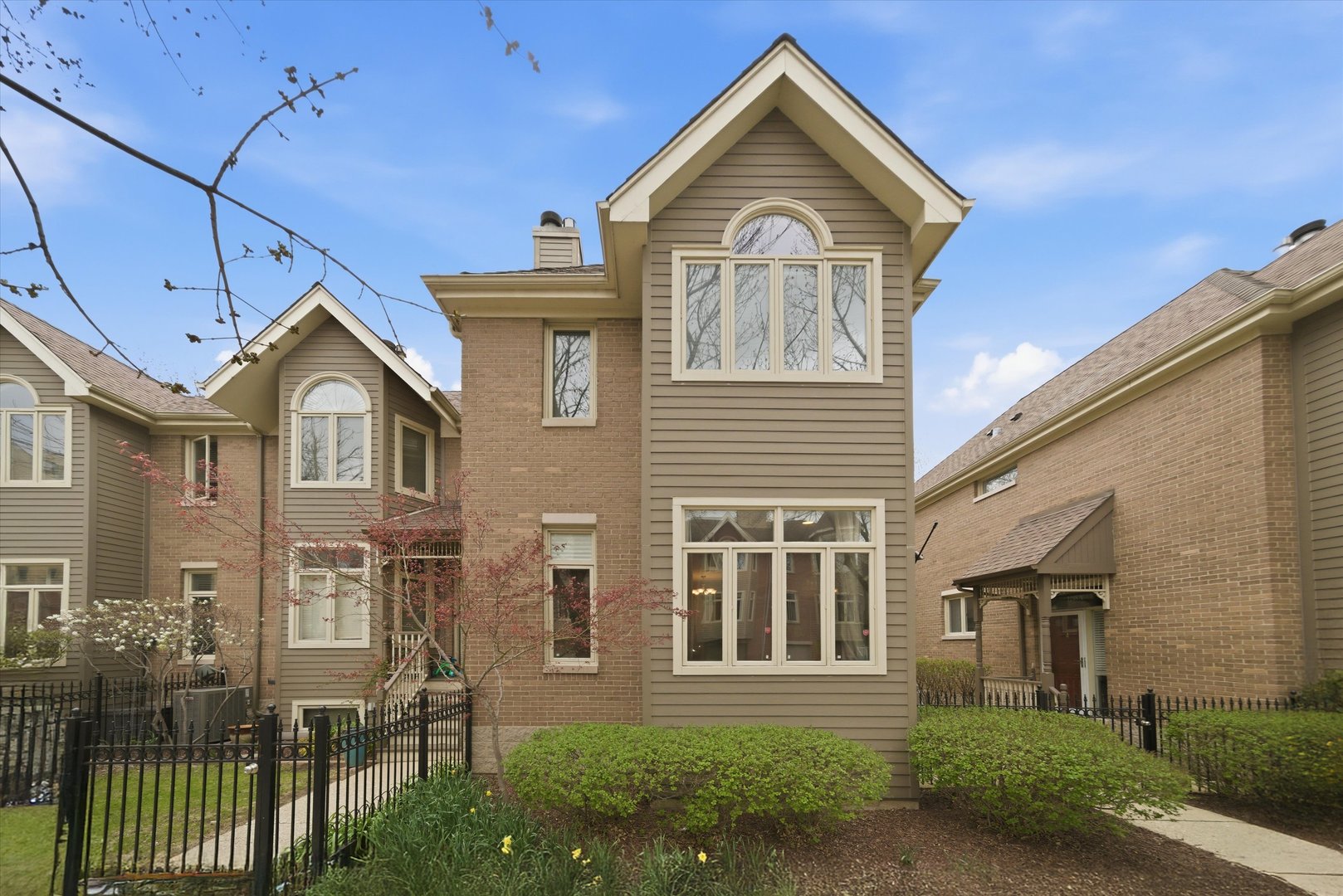 1248 W Fletcher Street Unit: J