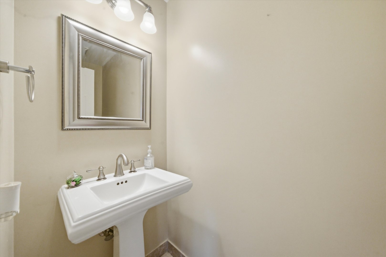 1248 W Fletcher Street Unit: J