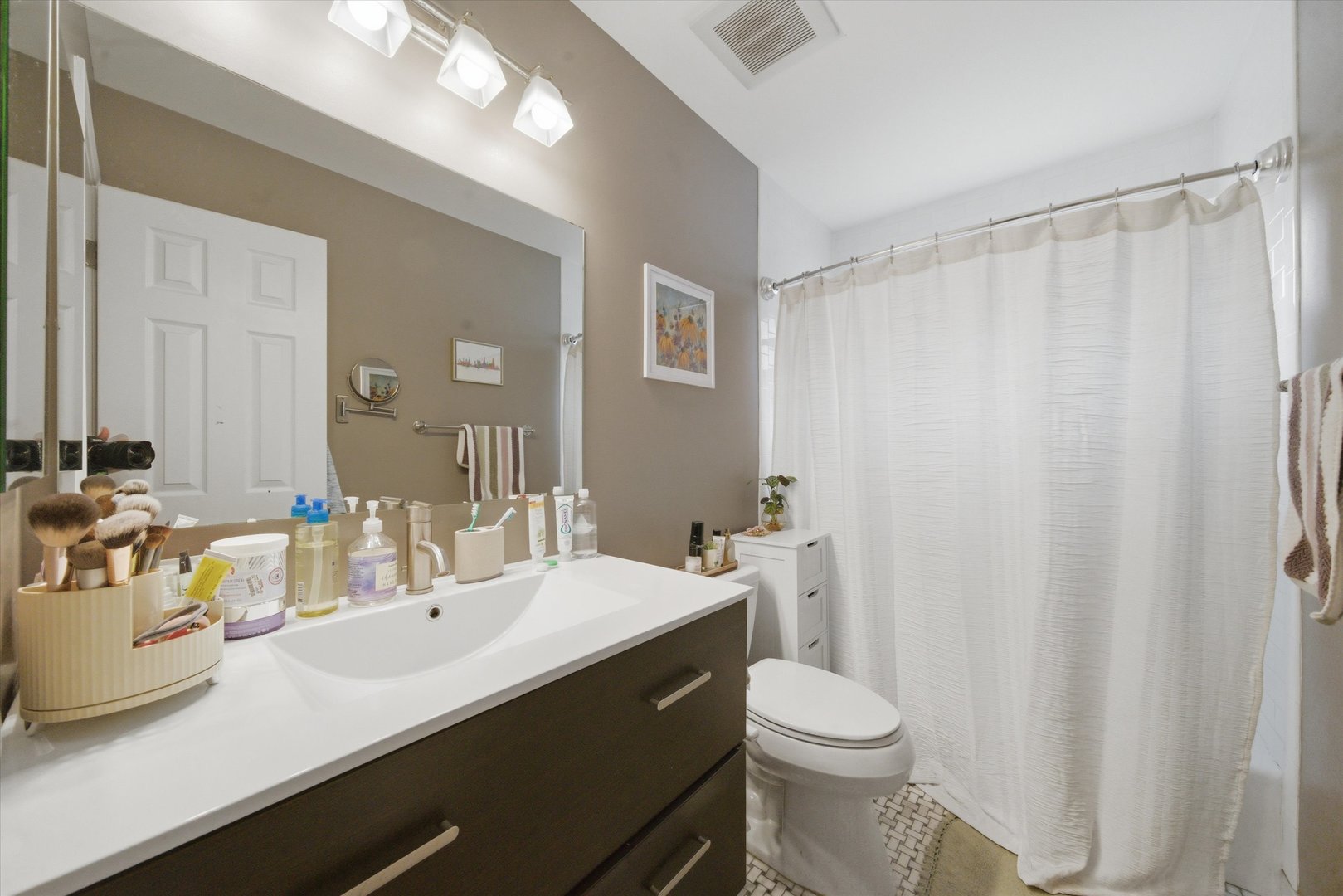 1248 W Fletcher Street Unit: J