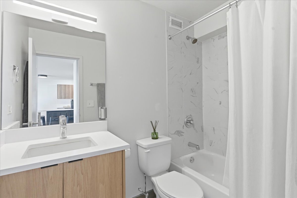 1850 N Clark Street Unit: 2805
