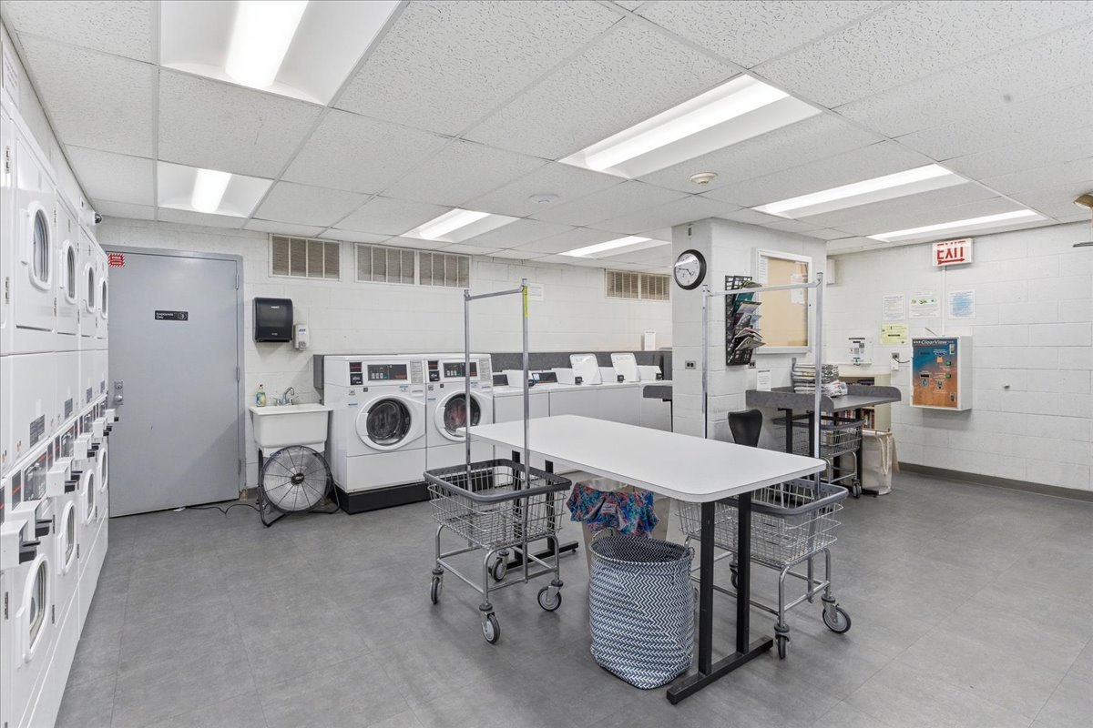 1850 N Clark Street Unit: 2805