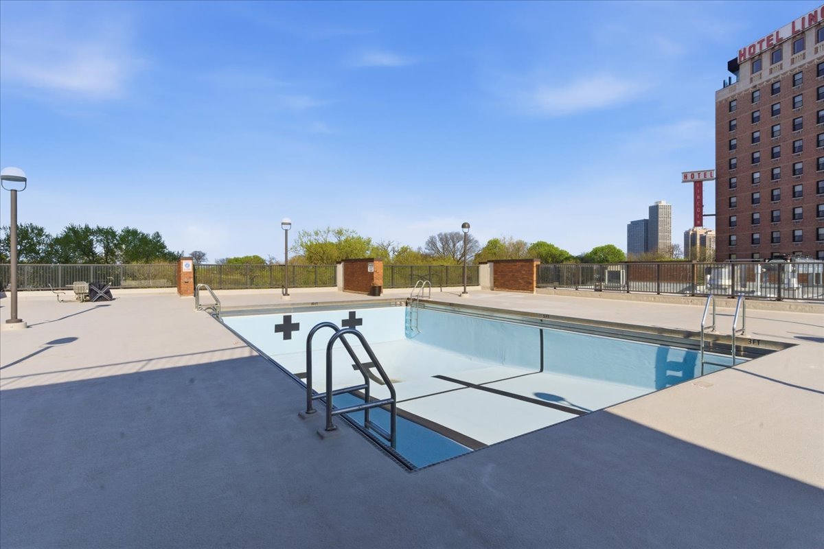 1850 N Clark Street Unit: 2805