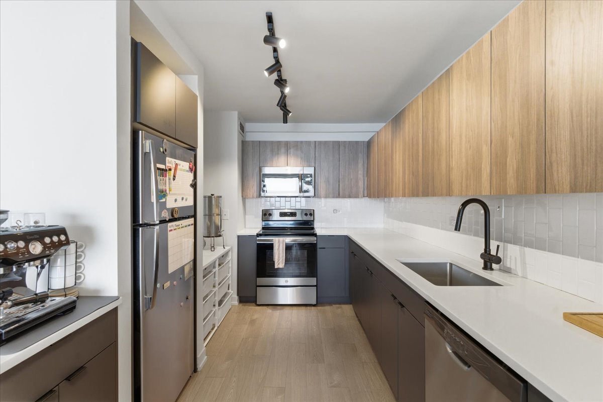 1850 N Clark Street Unit: 2805