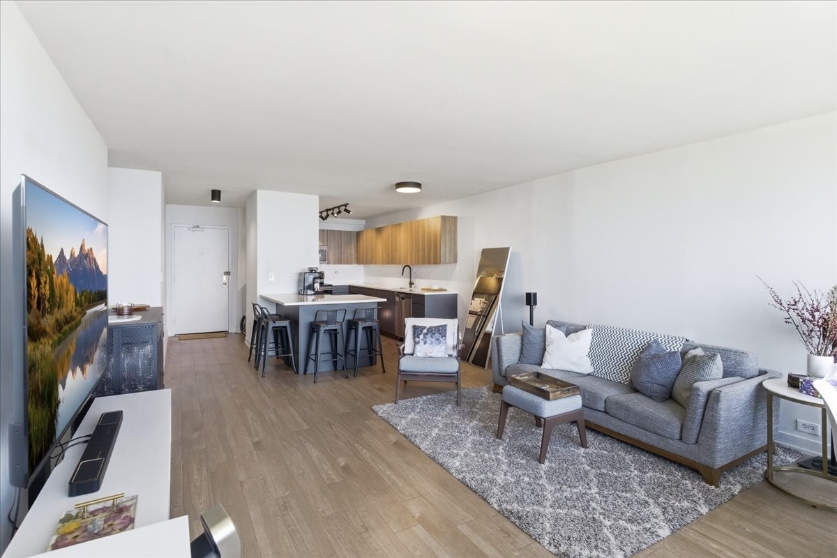 1850 N Clark Street Unit: 2805