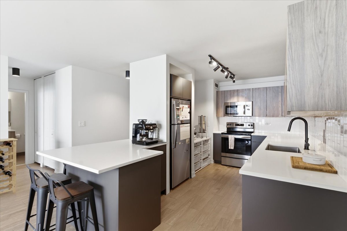 1850 N Clark Street Unit: 2805