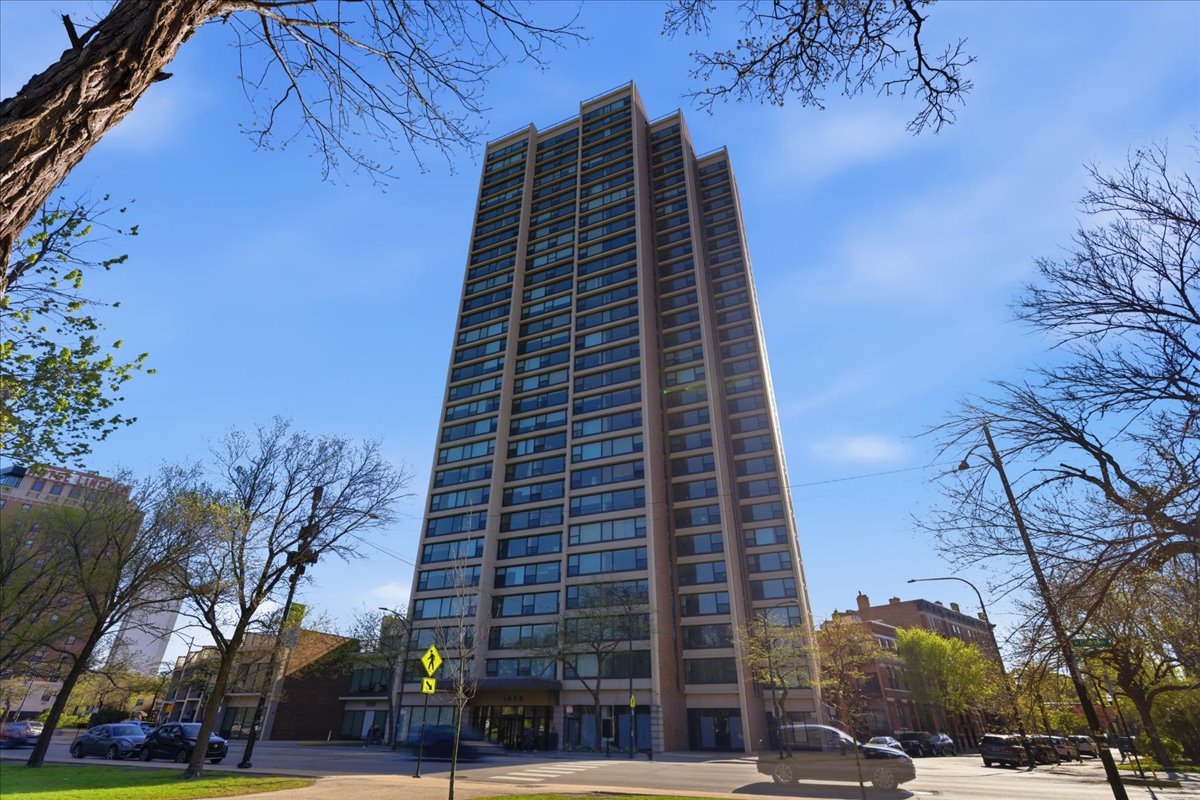 1850 N Clark Street Unit: 2805
