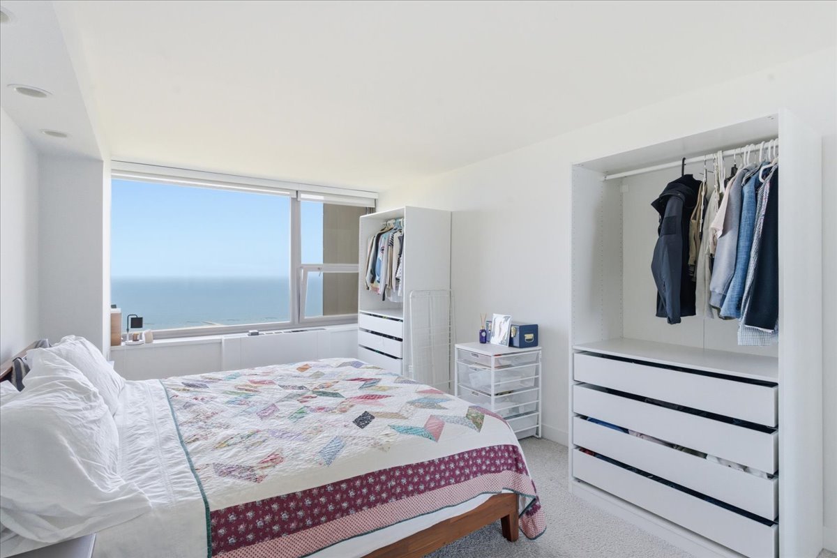 1850 N Clark Street Unit: 2805