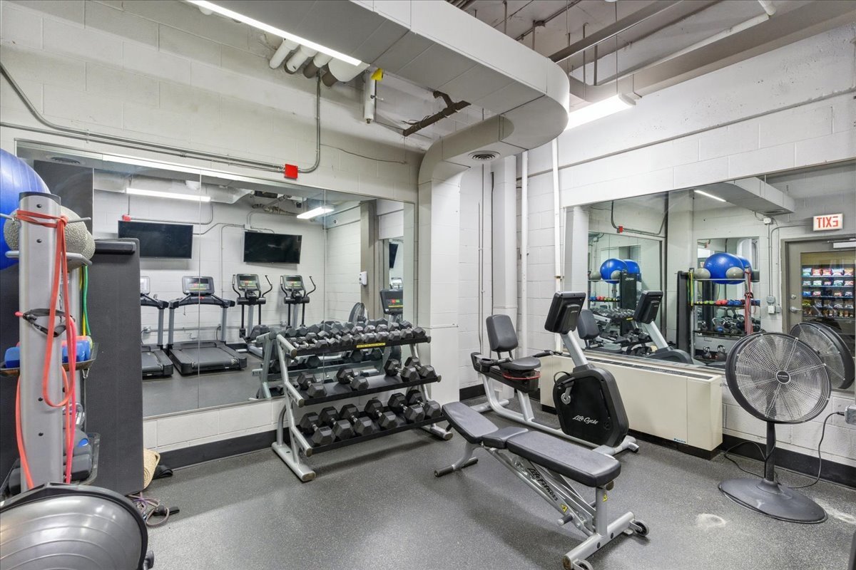 1850 N Clark Street Unit: 2805