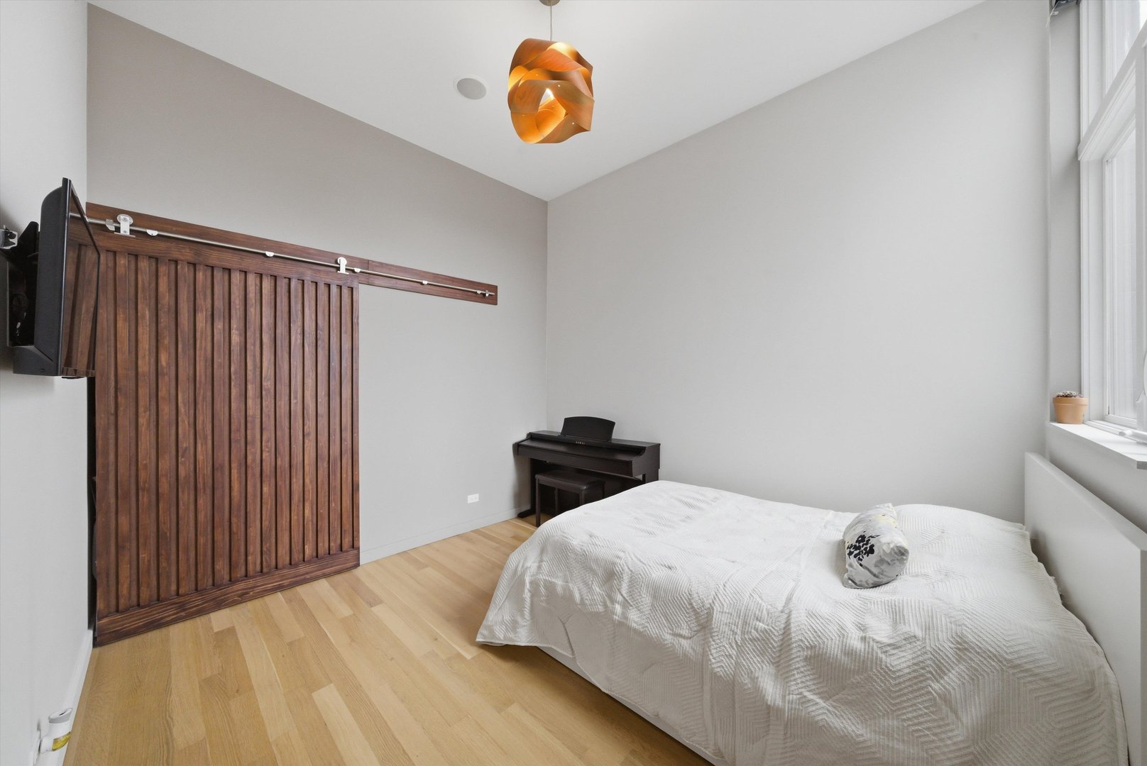 2028 W Division Street Unit: 401