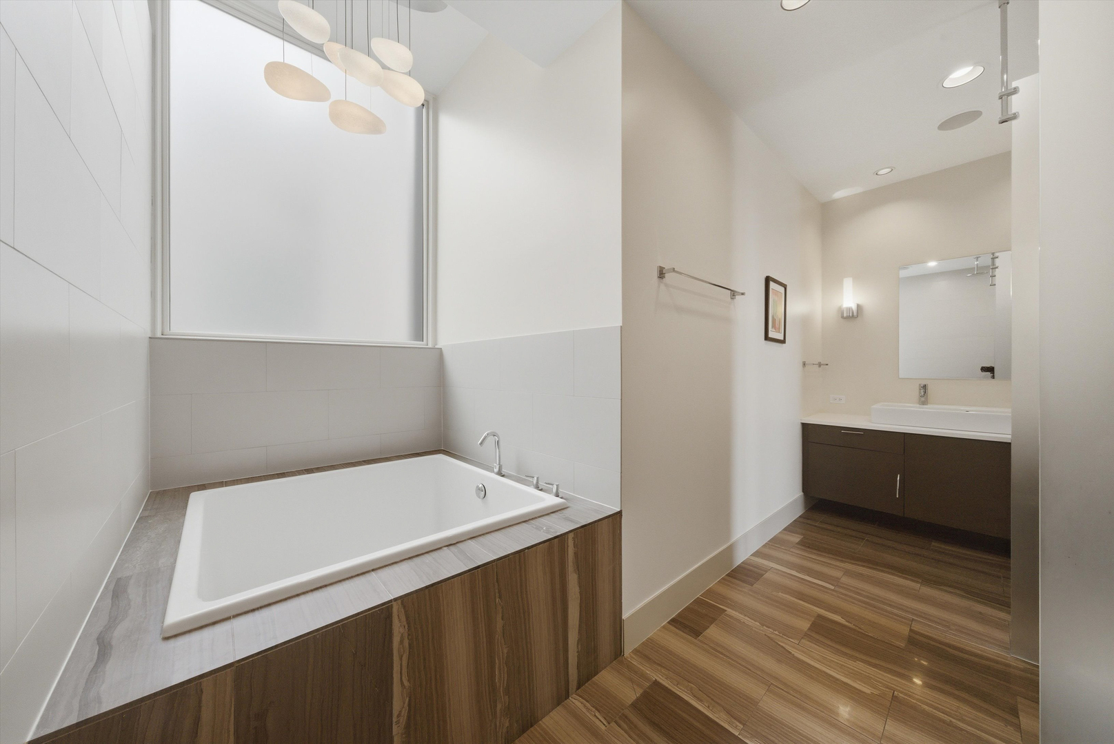 2028 W Division Street Unit: 401