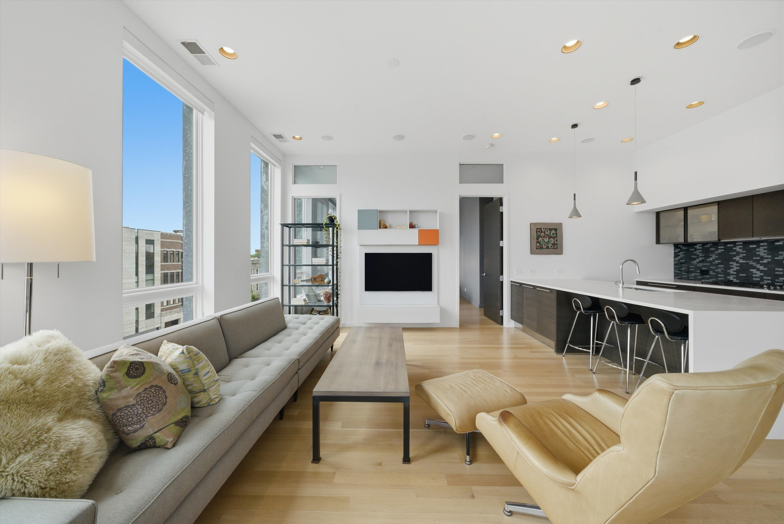 2028 W Division Street Unit: 401