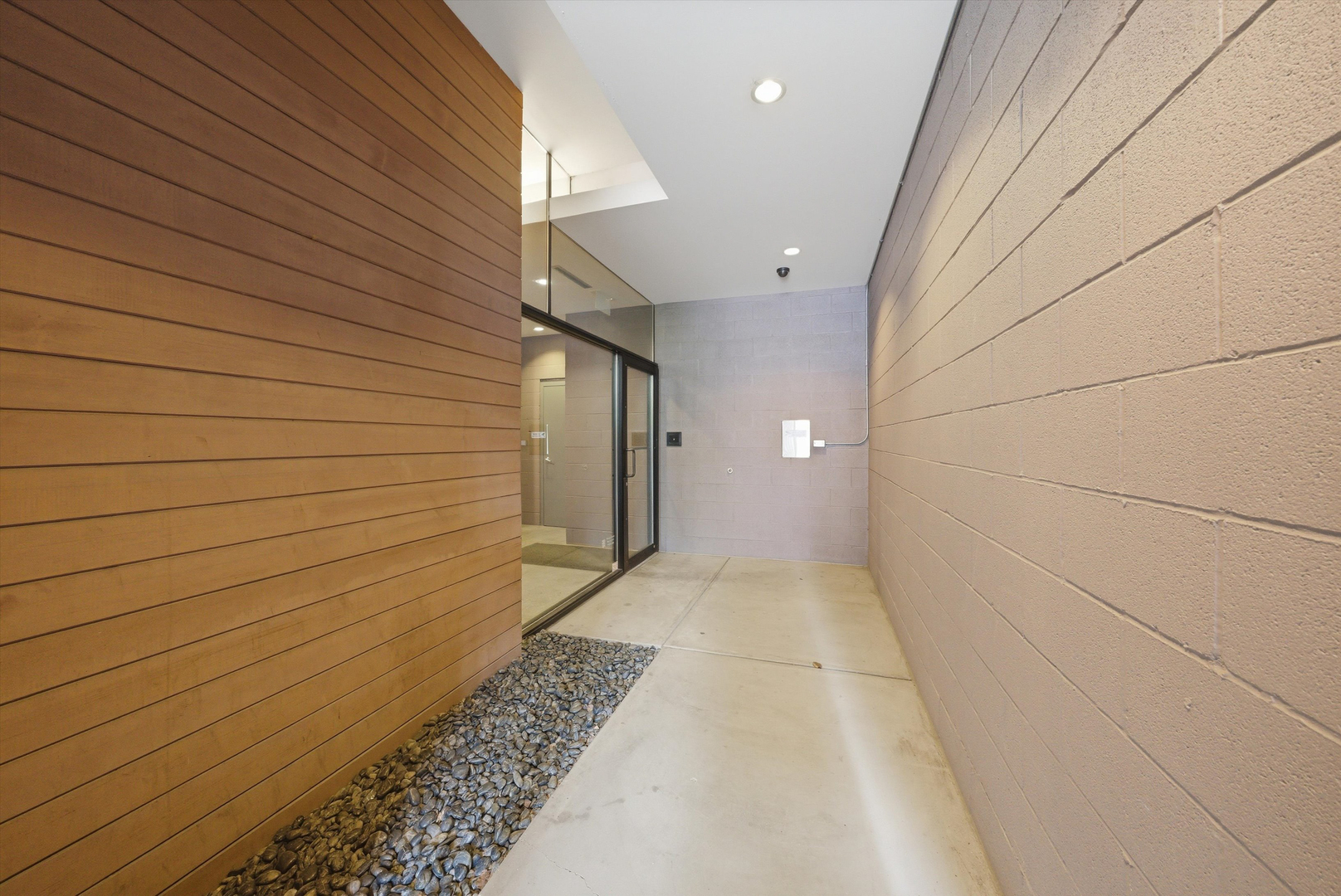 2028 W Division Street Unit: 401